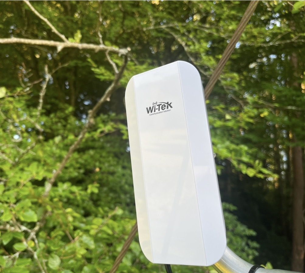 Point to point wireless link radio installed outdoors